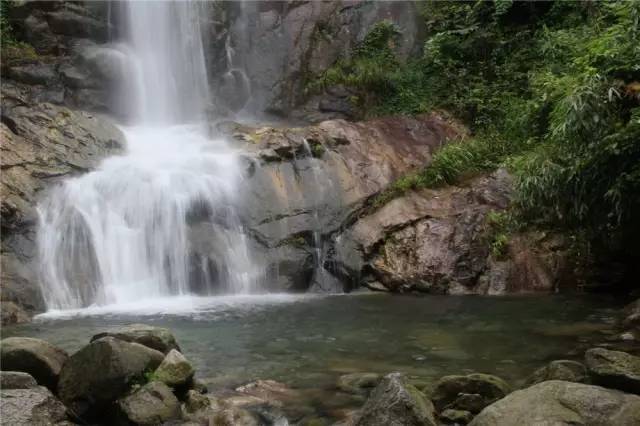 美丽的七渡瀑布位于西岭镇五冲村,因所在的村组叫七渡而得名