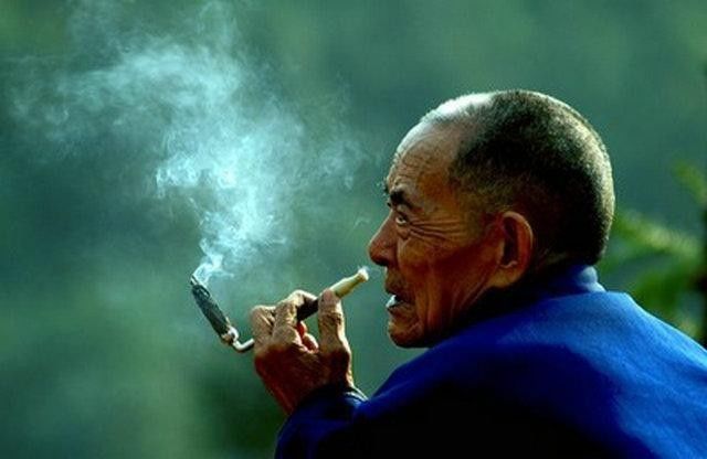 在农村,抽烟的老人们都有属于自己的烟杆