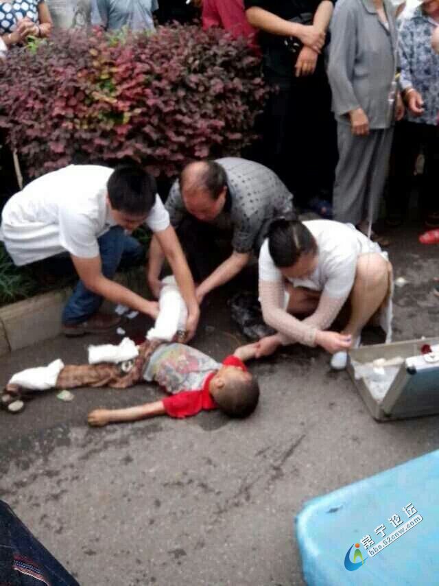 常宁泉峰车站前一小孩被货车压的血肉模糊
